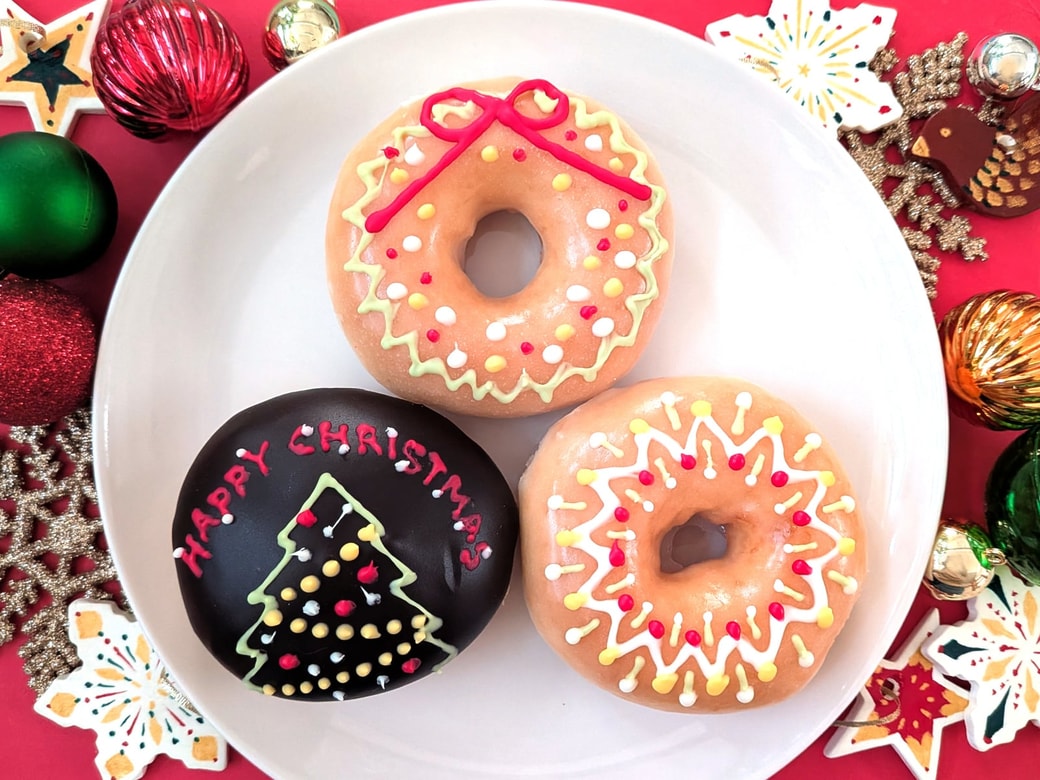 クリスピー・クリーム・ドーナツ「オリジナル・グレーズド」「チョコカスタード」をチョコペンでデコレーション