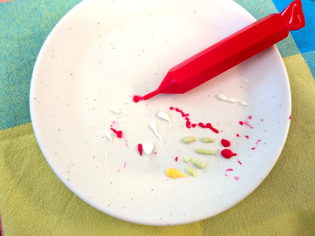 チョコペンは小皿で試し書き