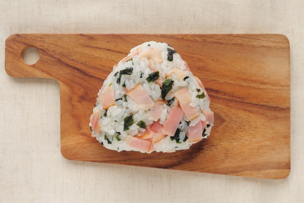 「わかめとベーコンのおにぎり」