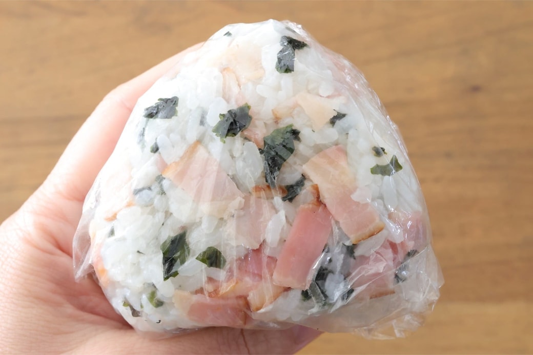 「わかめとベーコンのおにぎり」