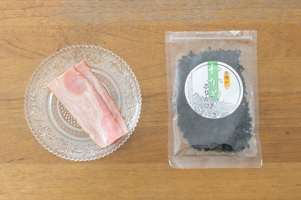 「わかめとベーコンのおにぎり」