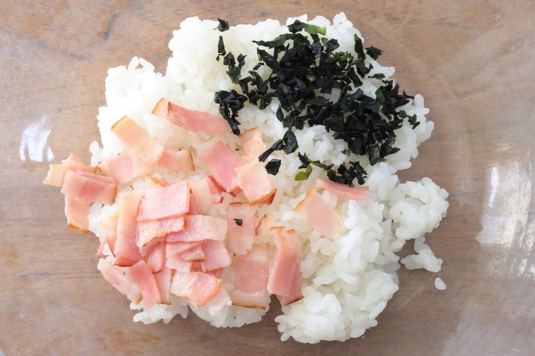 「わかめとベーコンのおにぎり」