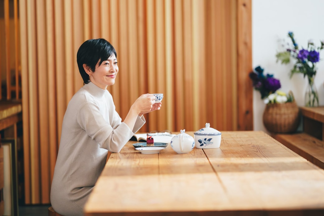 お茶する女性