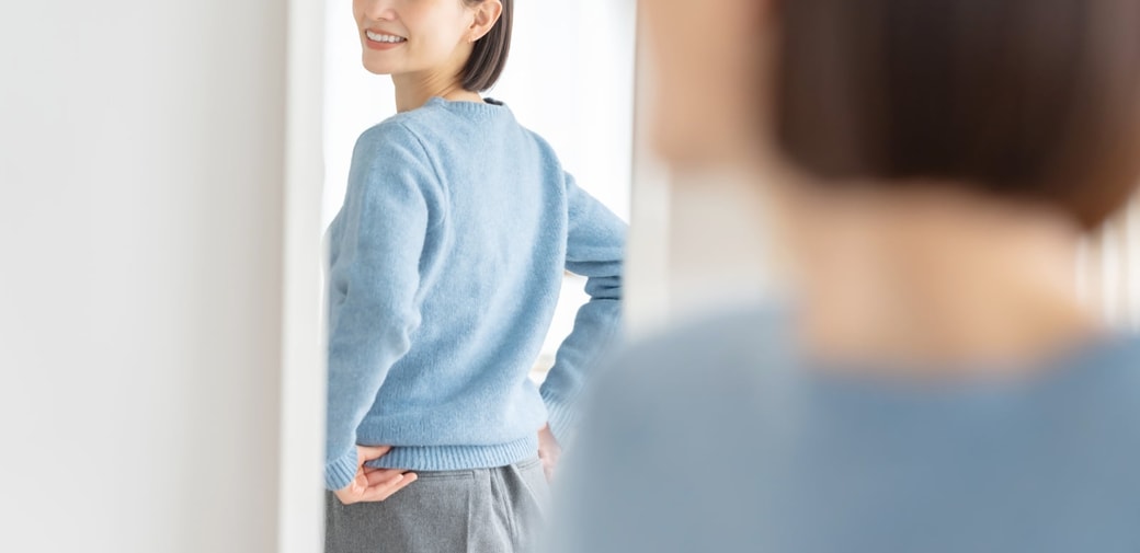 鏡を見る女性