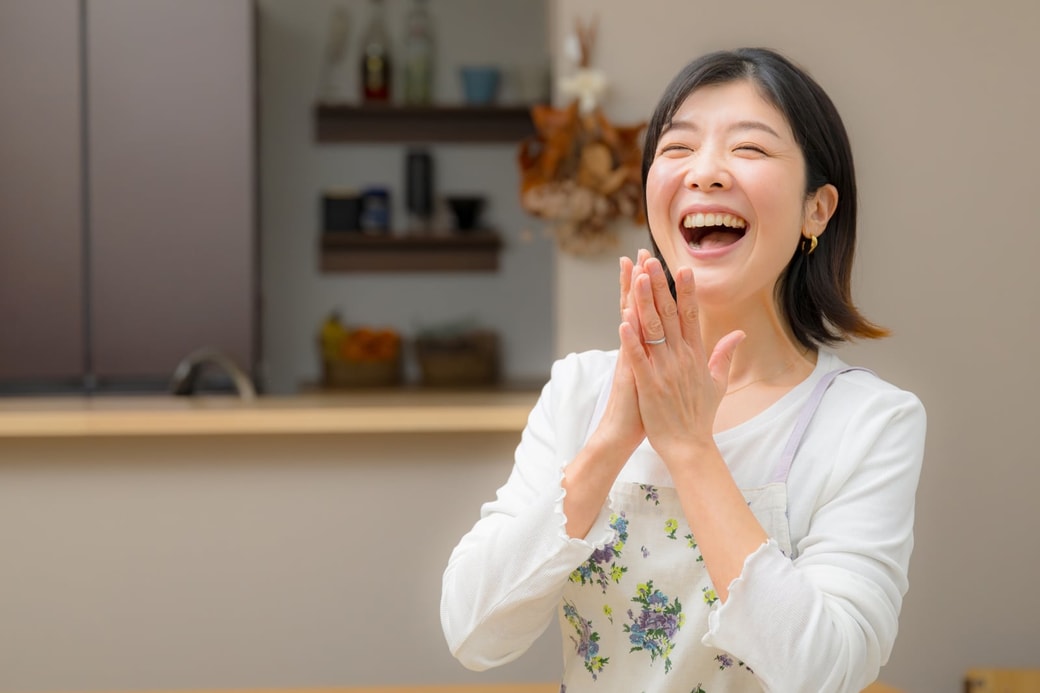 喜ぶ女性