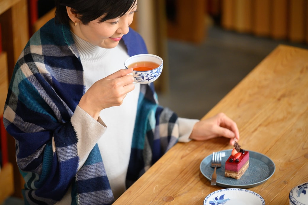 カフェでくつろぐ女性