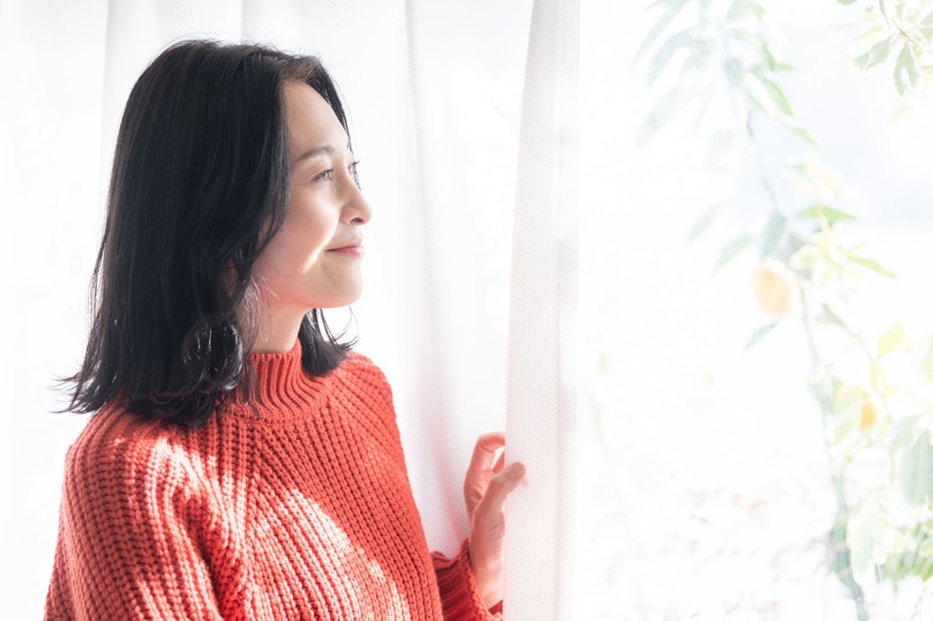 窓辺の女性