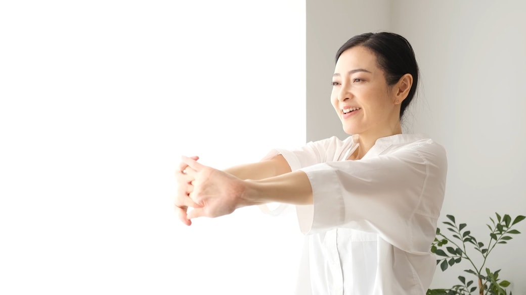 朝日を浴びてストレッチ