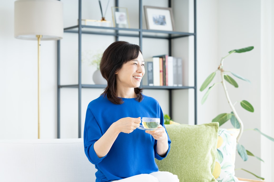 お茶を飲む女性
