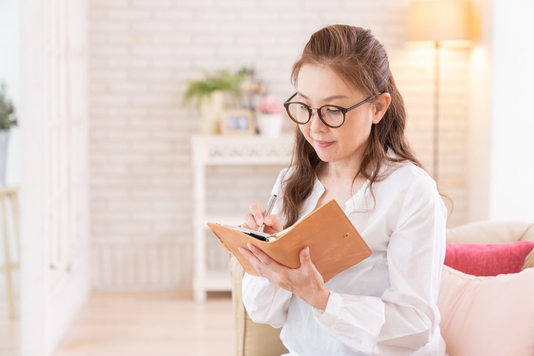 手帳を持つ女性