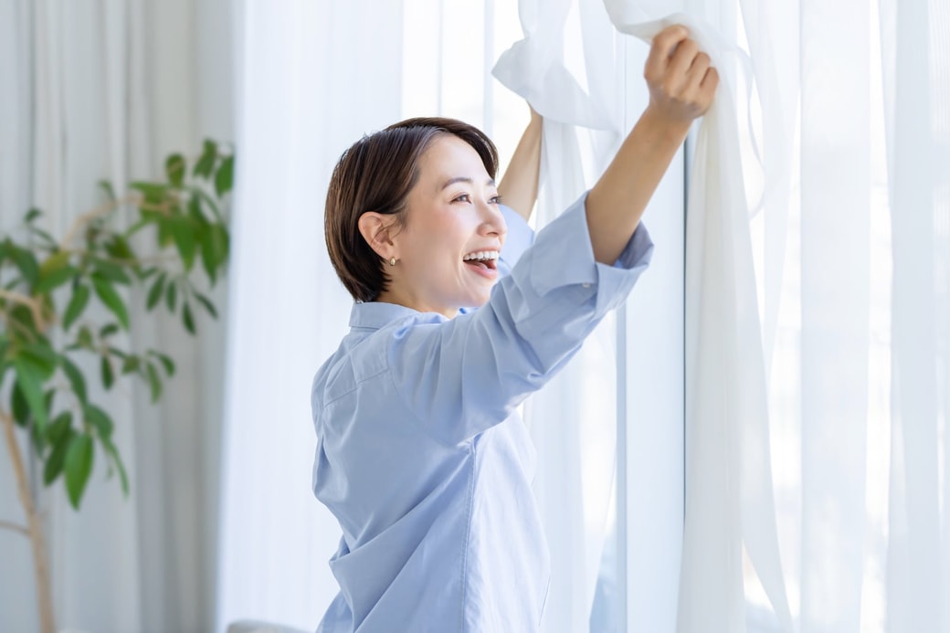 換気する女性