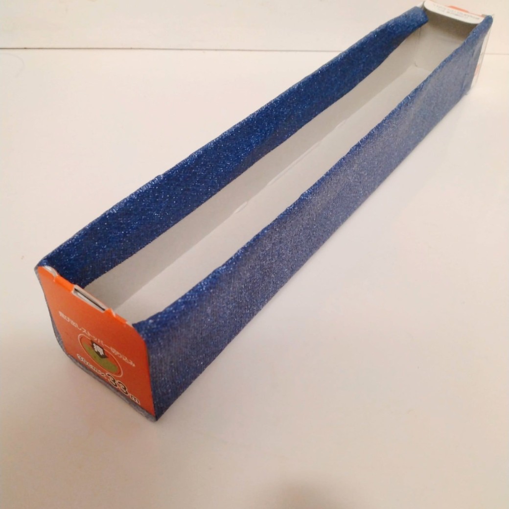 リメイクシートを貼りつけたラップの空き箱