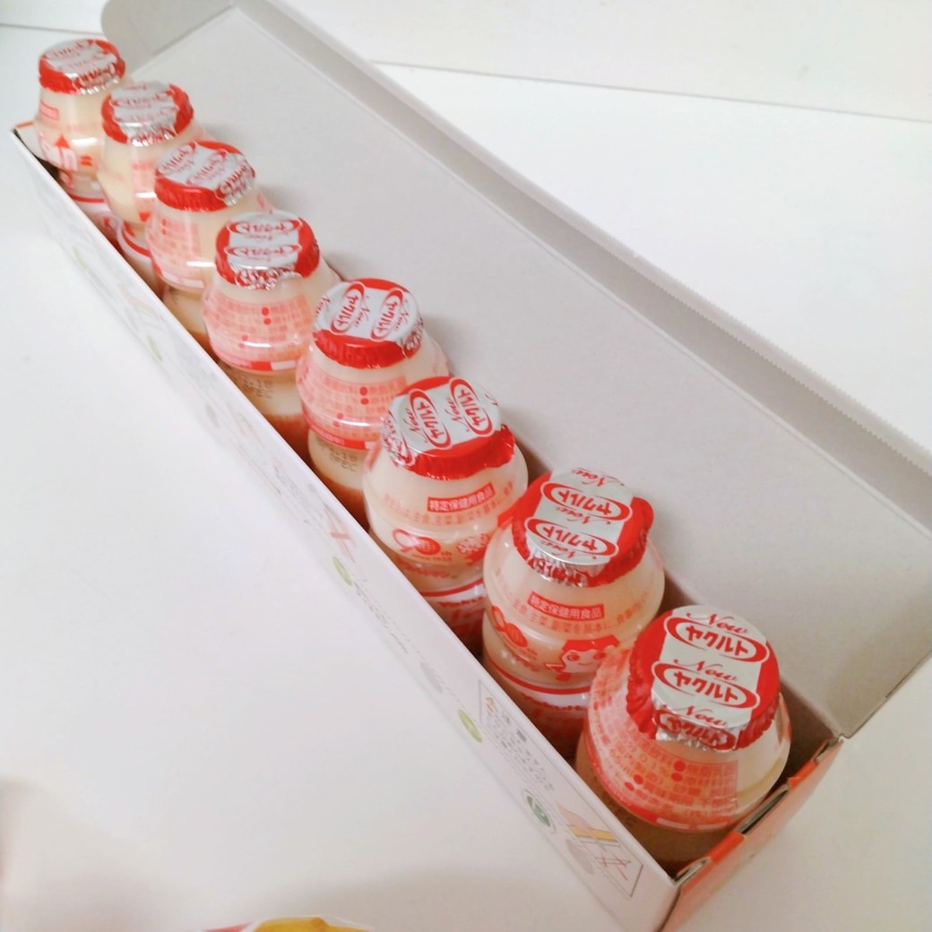 ラップの空き箱に入れたヤクルト