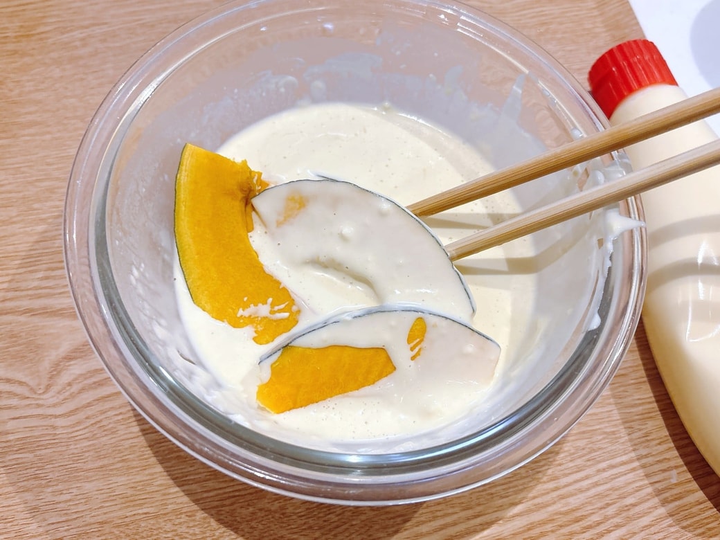 切ったかぼちゃに衣をつける