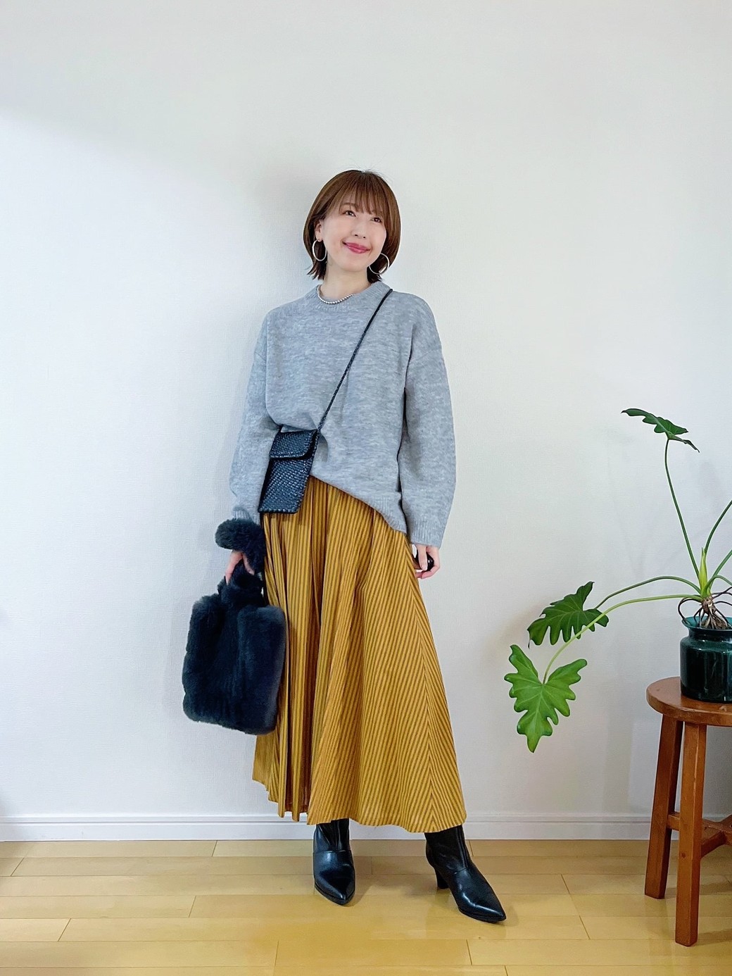 マスタードイエローならちょっと知的な雰囲気を演出できる。