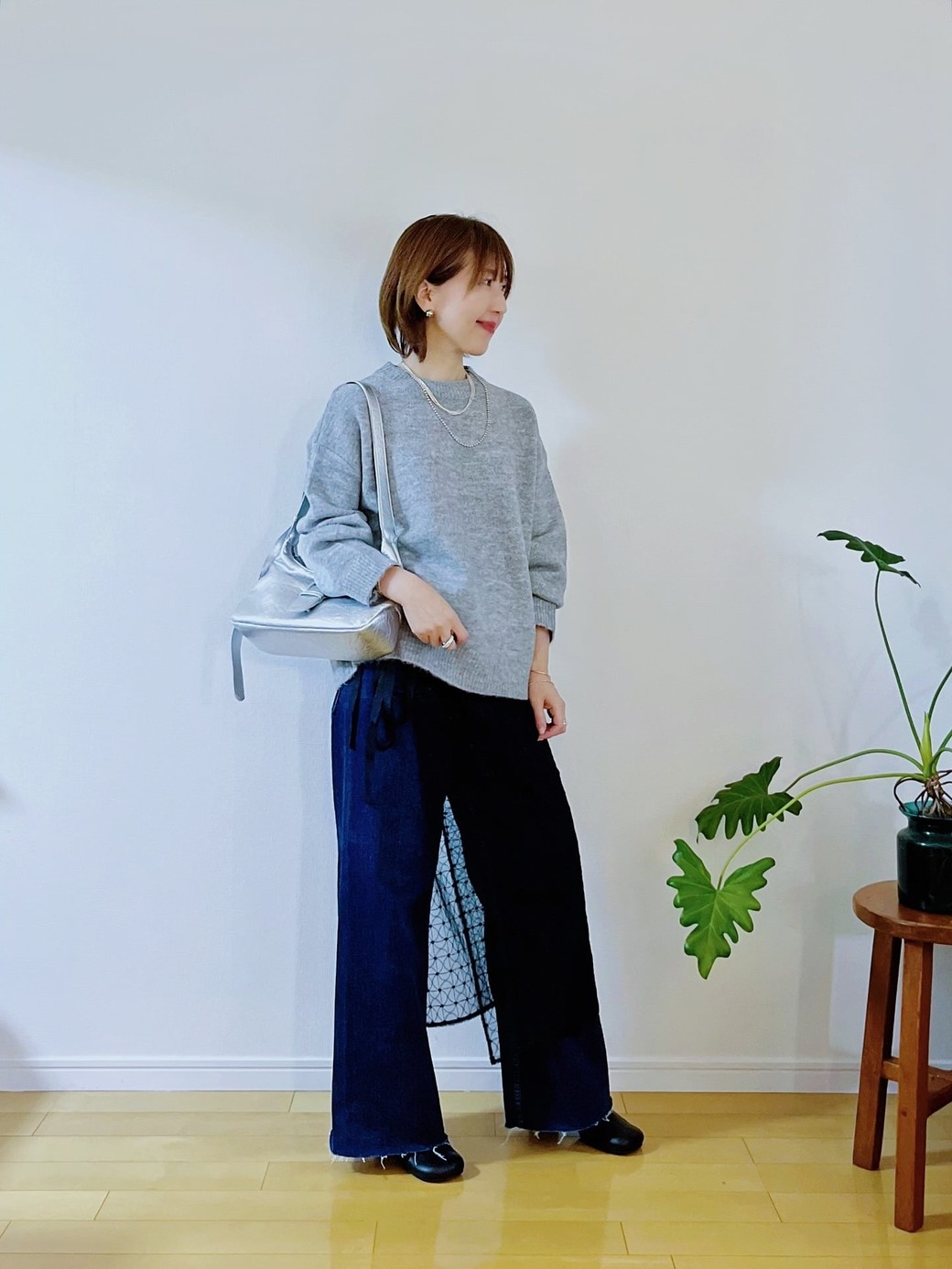 レースのラップスカートのレイヤードで、簡単に格上げコーデの完成。