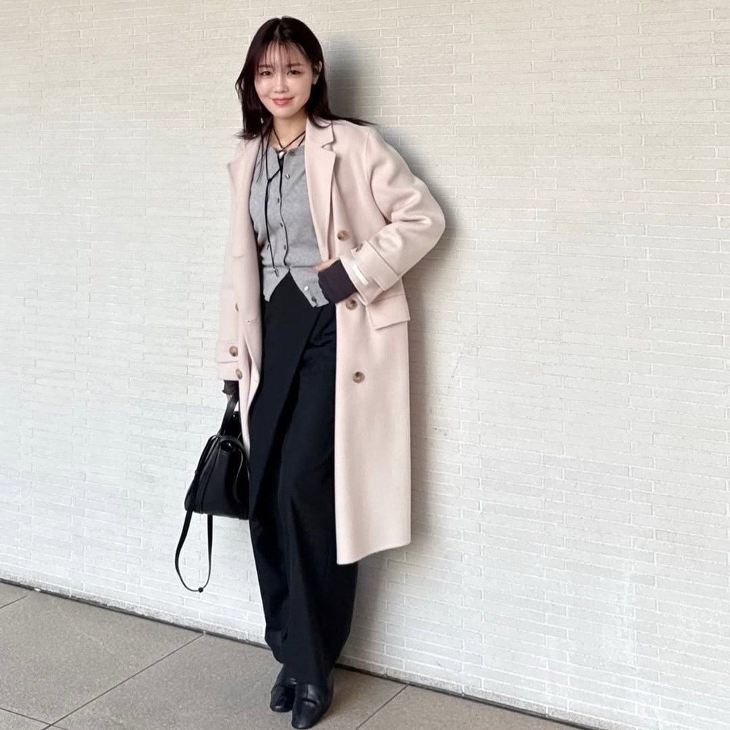 顔の印象を明るく見せてくれるアウターは、大人女性の味方。