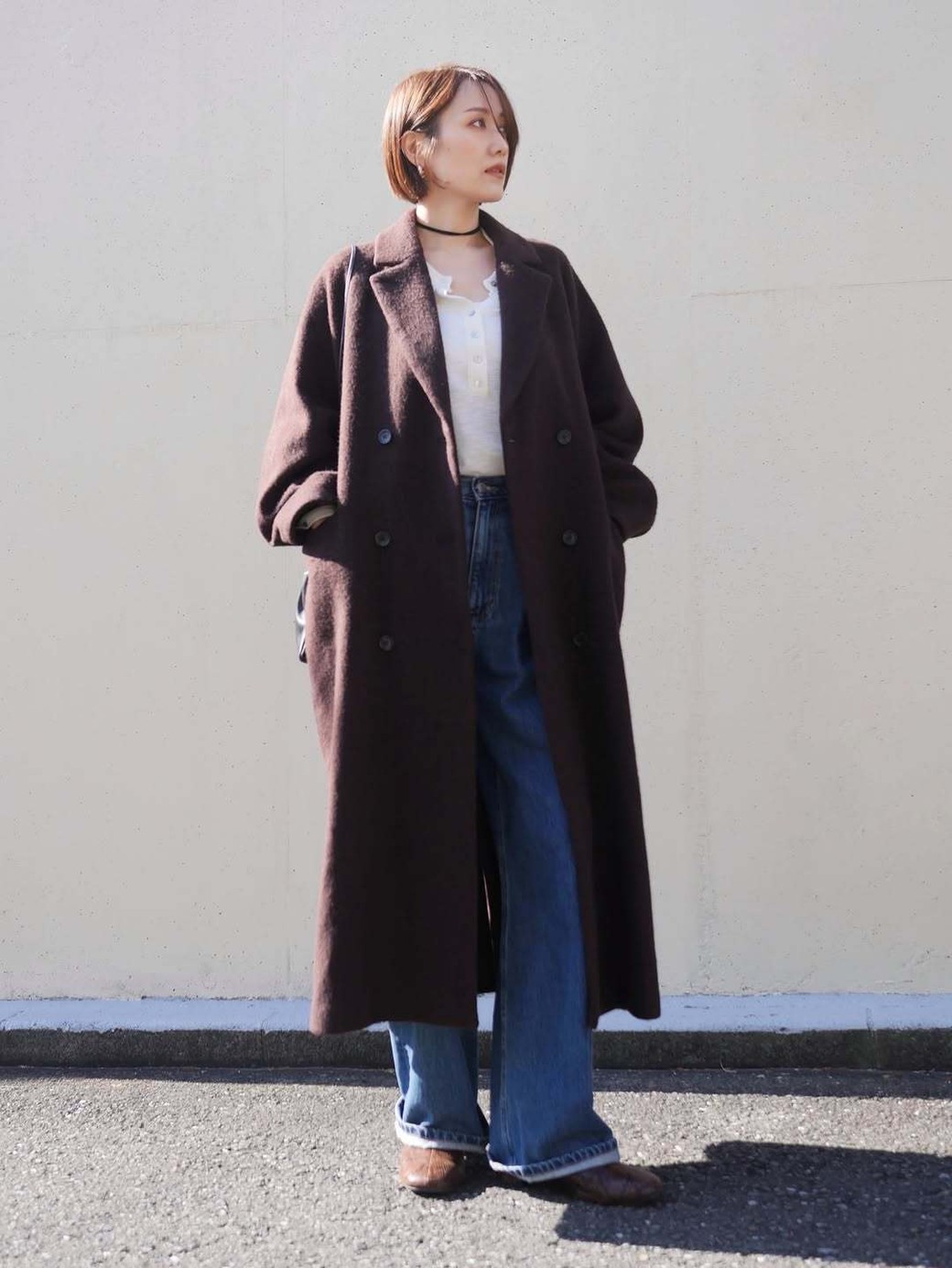 デニムには、上品見えするブラウンのコートで大人っぽくまとめて。