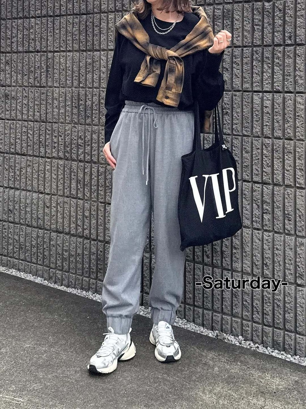 ゆるいリラックスコーデもネックレスを合わせてどこか上品にまとめて。