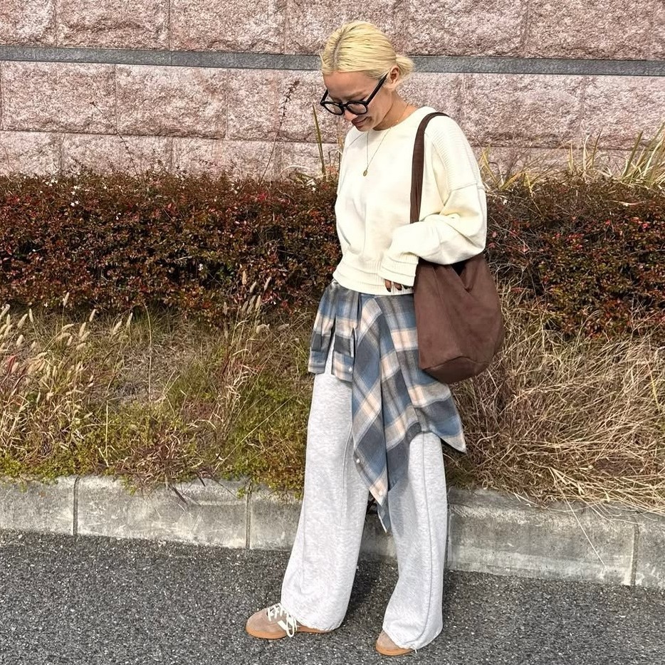 全体にルーズなシルエットのときは、ヘアをコンパクトにまとめてバランスよく。