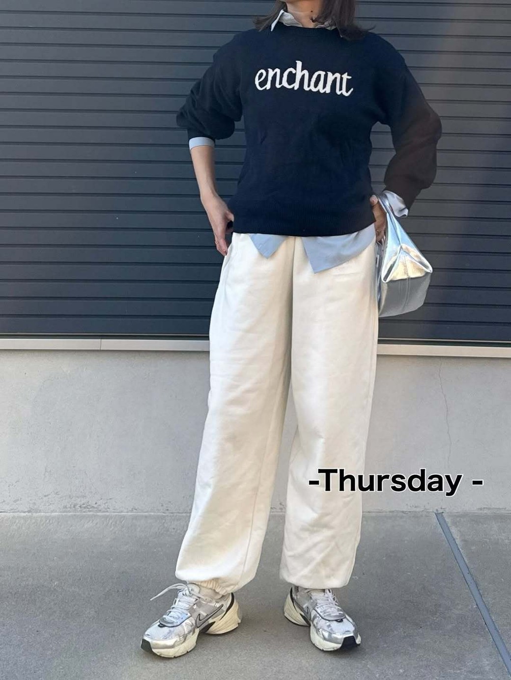 シャツをインすることで、コーデ全体が上品な印象に。