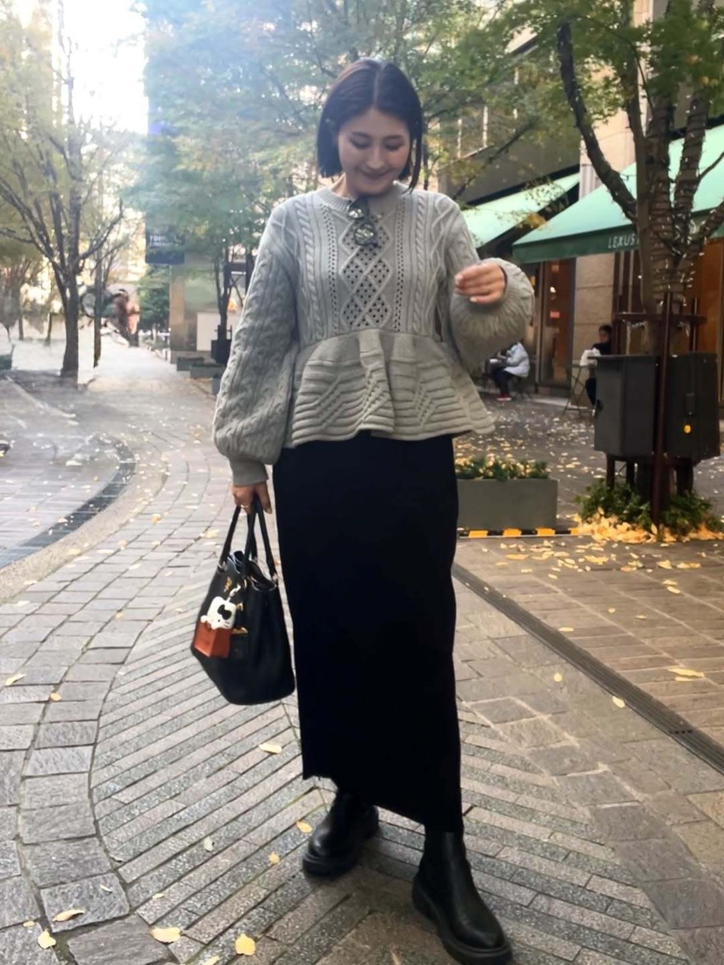 主役のニットにボリュームがある分、タイトスカートでバランスを調節して。