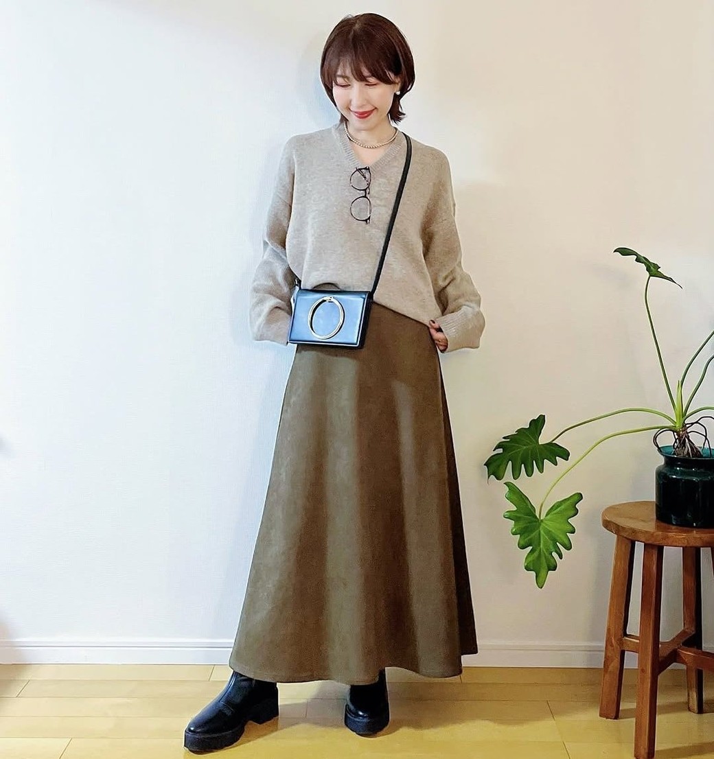 Vネックにはボリュームあるネックレスを合わせるのが今年風。