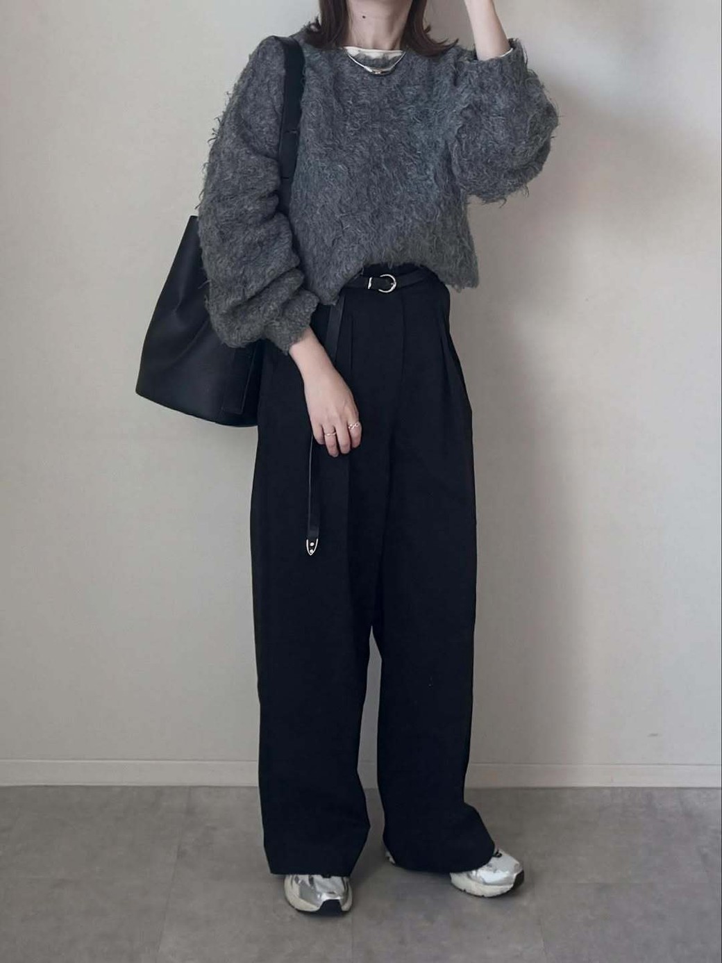 ベルトでウエストマークして、メリハリのあるコーデに。