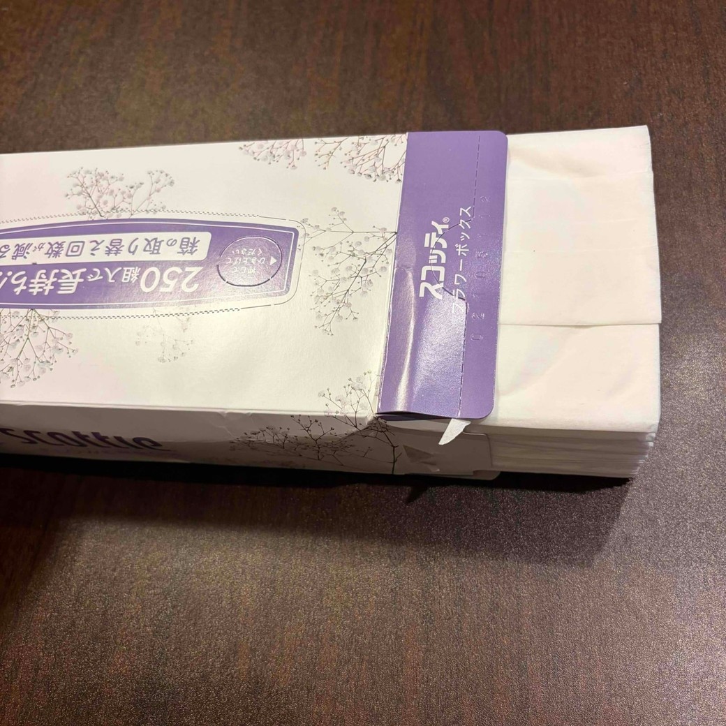 ティッシュの中身を出しているところ