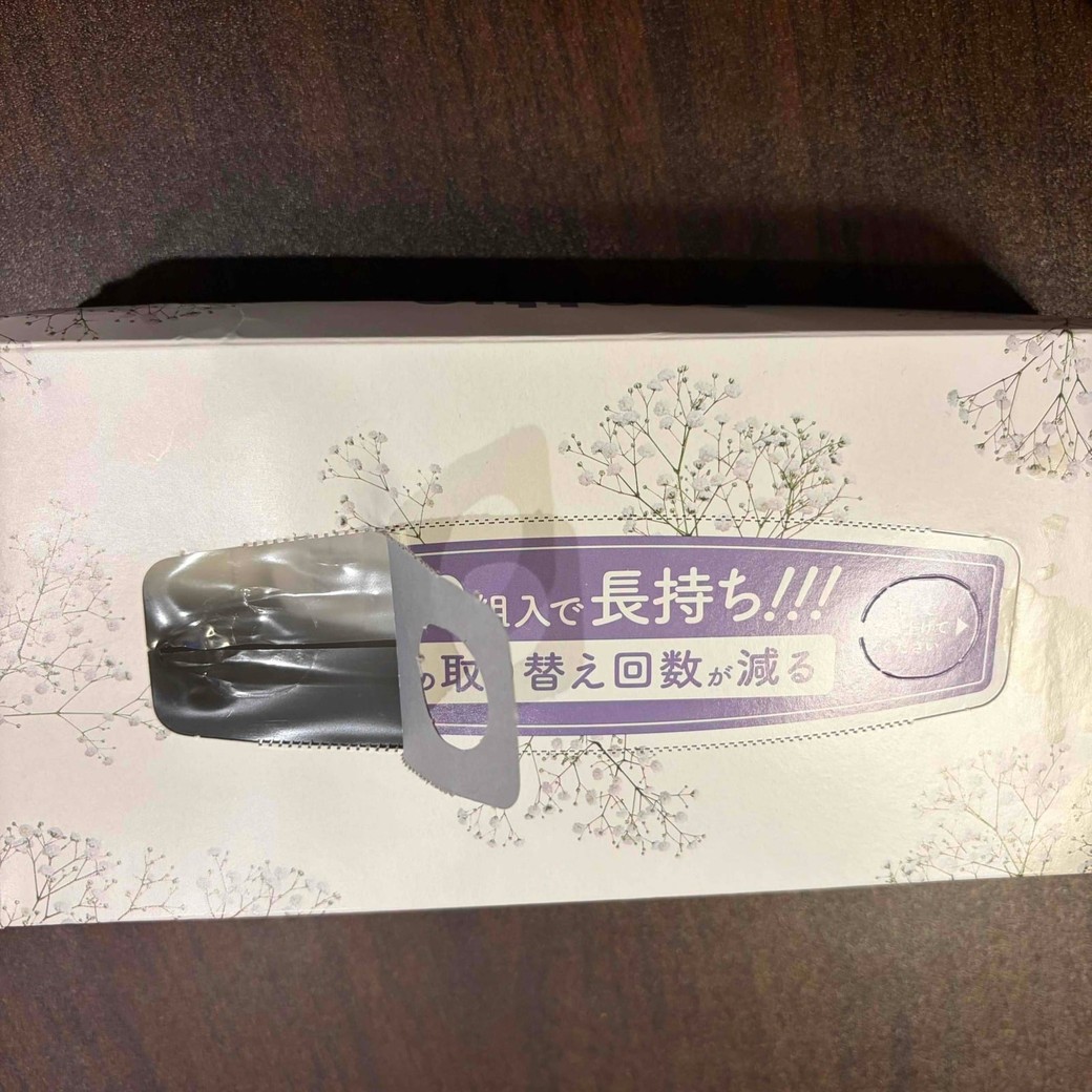 ティッシュの箱の取り出し口を少し折ったところ