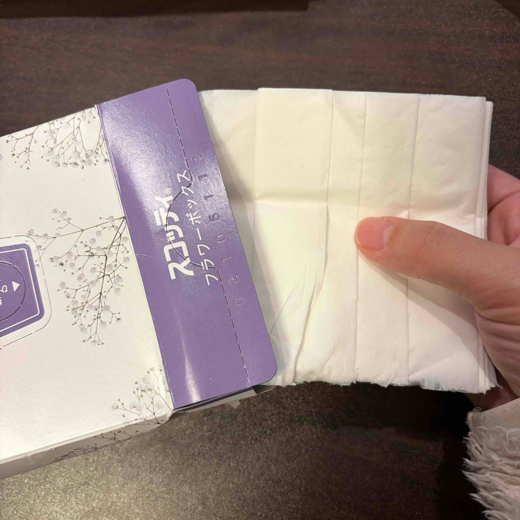 ティッシュを箱に戻しているところ