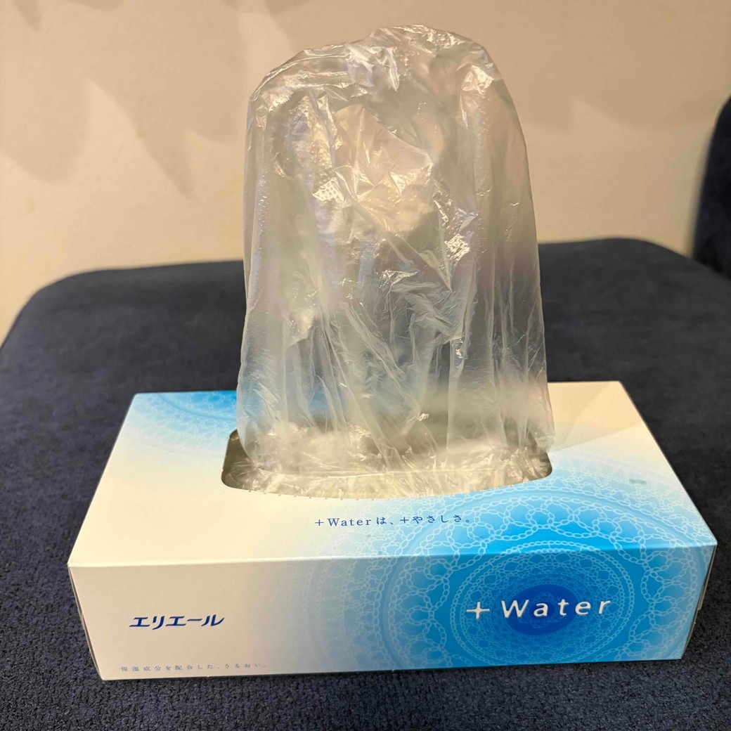 ペットボトルとティッシュの空き箱を使う裏技。ティッシュのように1枚ずつ取り出せる!