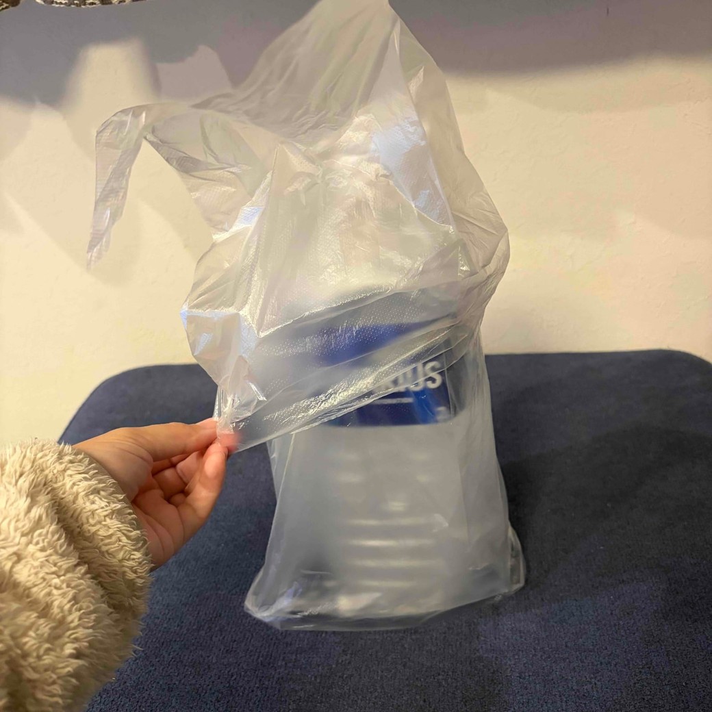 ペットボトルに何枚も袋をかぶせたところ