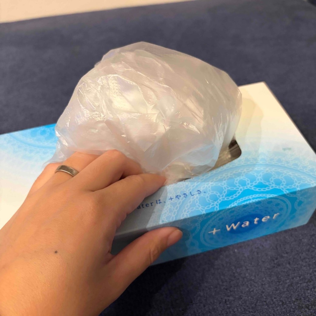 ビニール袋をティッシュの空き箱に入れているところ