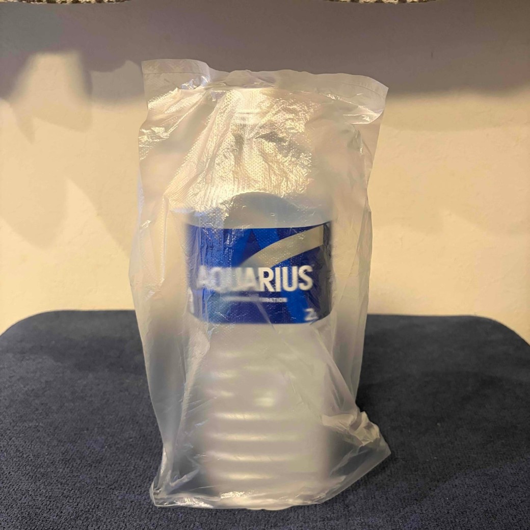 ビニール袋をペットボトルにかぶせているところ