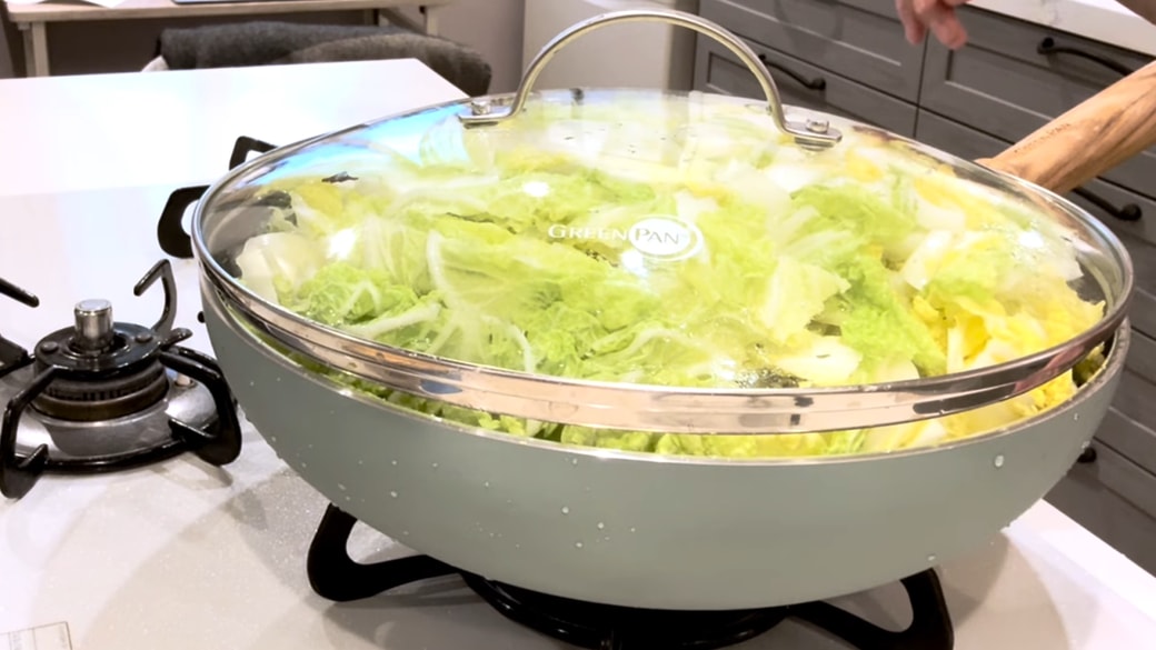 フライパンで白菜を蒸す人
