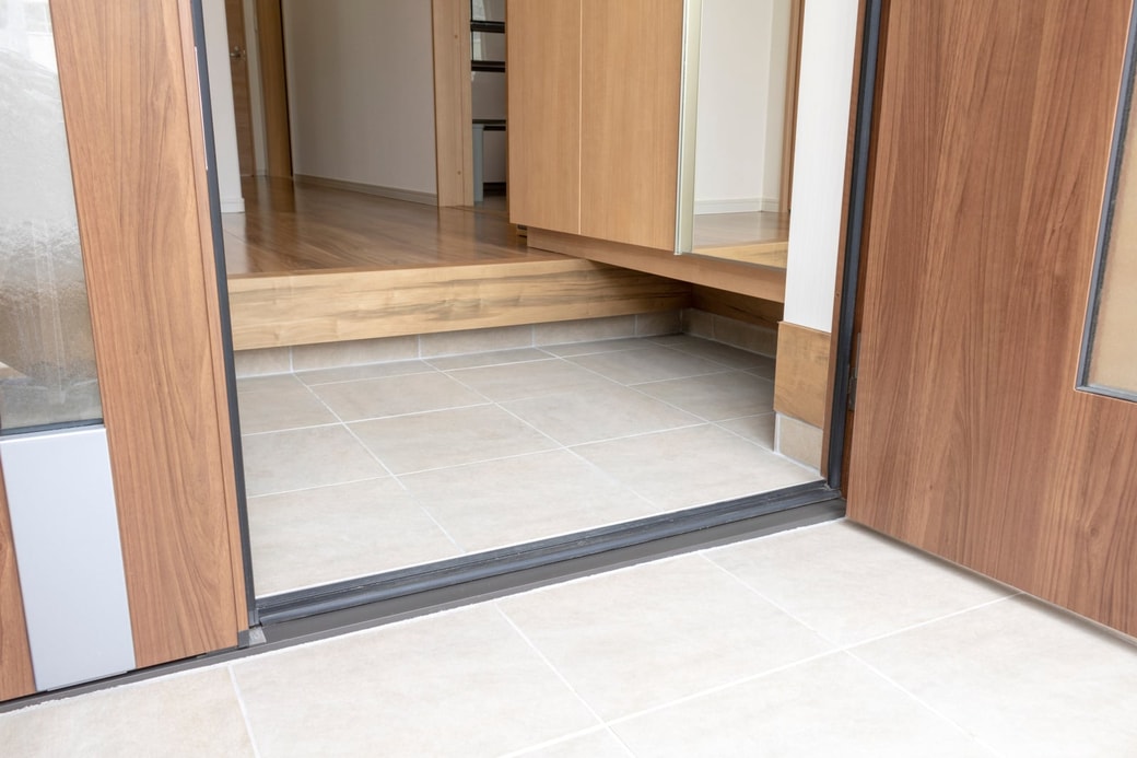 すき間風が入る場所玄関ドアとドア枠