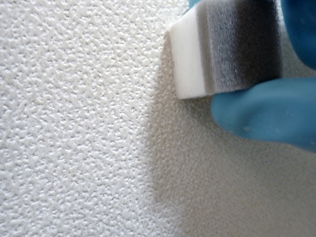 メラミンスポンジでこする