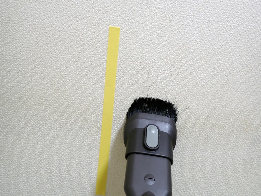 壁のホコリを取る