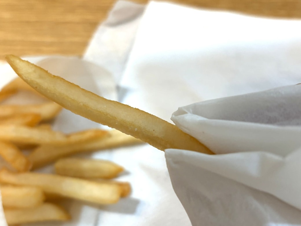 ポテトを掴む様子