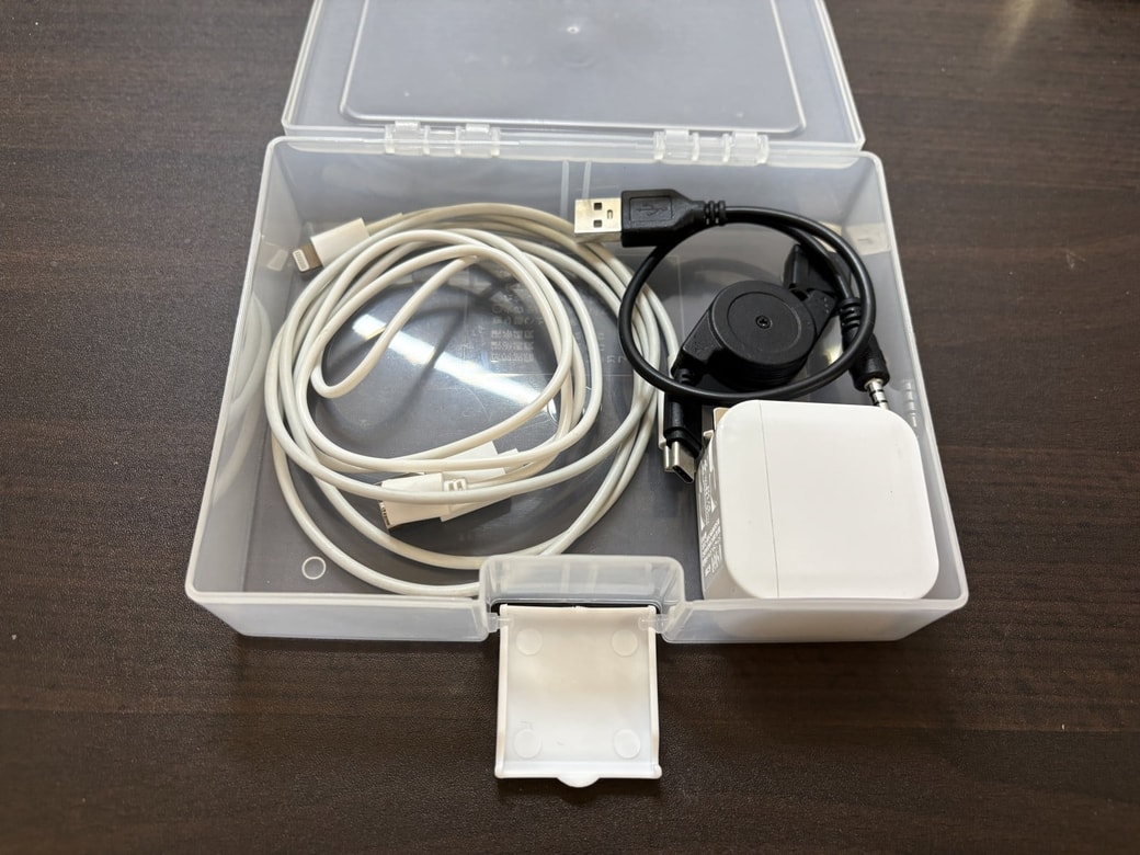 ガジェット類をハガキケースに収納した様子