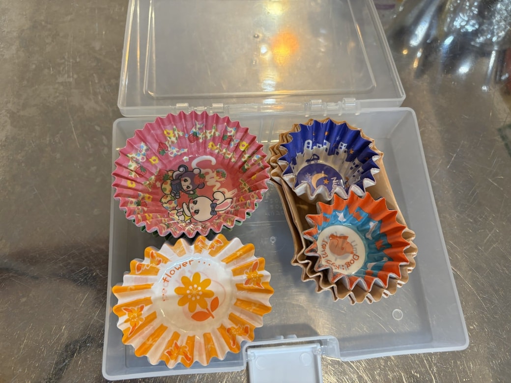 ハガキケースにおかずカップを入れた様子