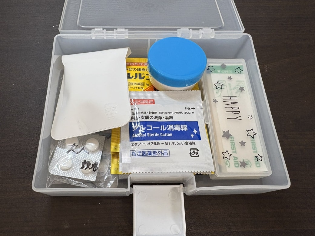 ハガキケースに救急セットを入れた様子