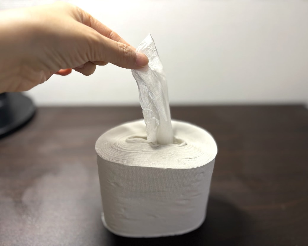 トイレットペーパーを引っ張り出す様子