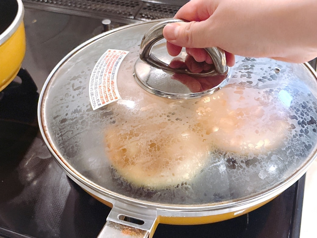 片面焼いてひっくり返したら蓋をする