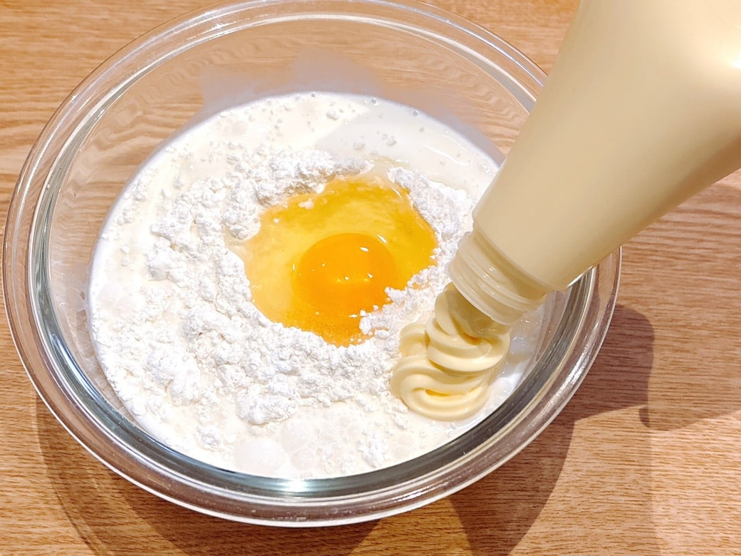 ホットケーキ生地の材料をボウルに入れて混ぜる