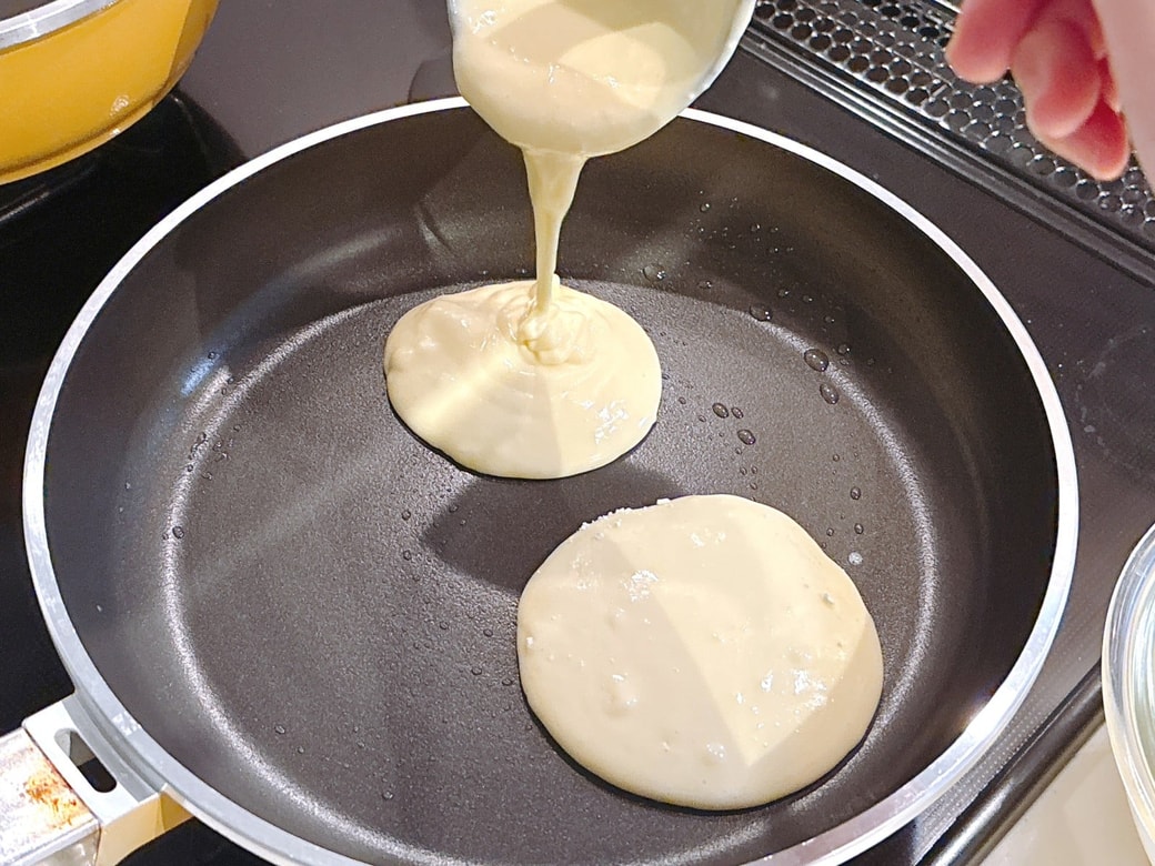 油を薄く引いたフライパンに生地を流す