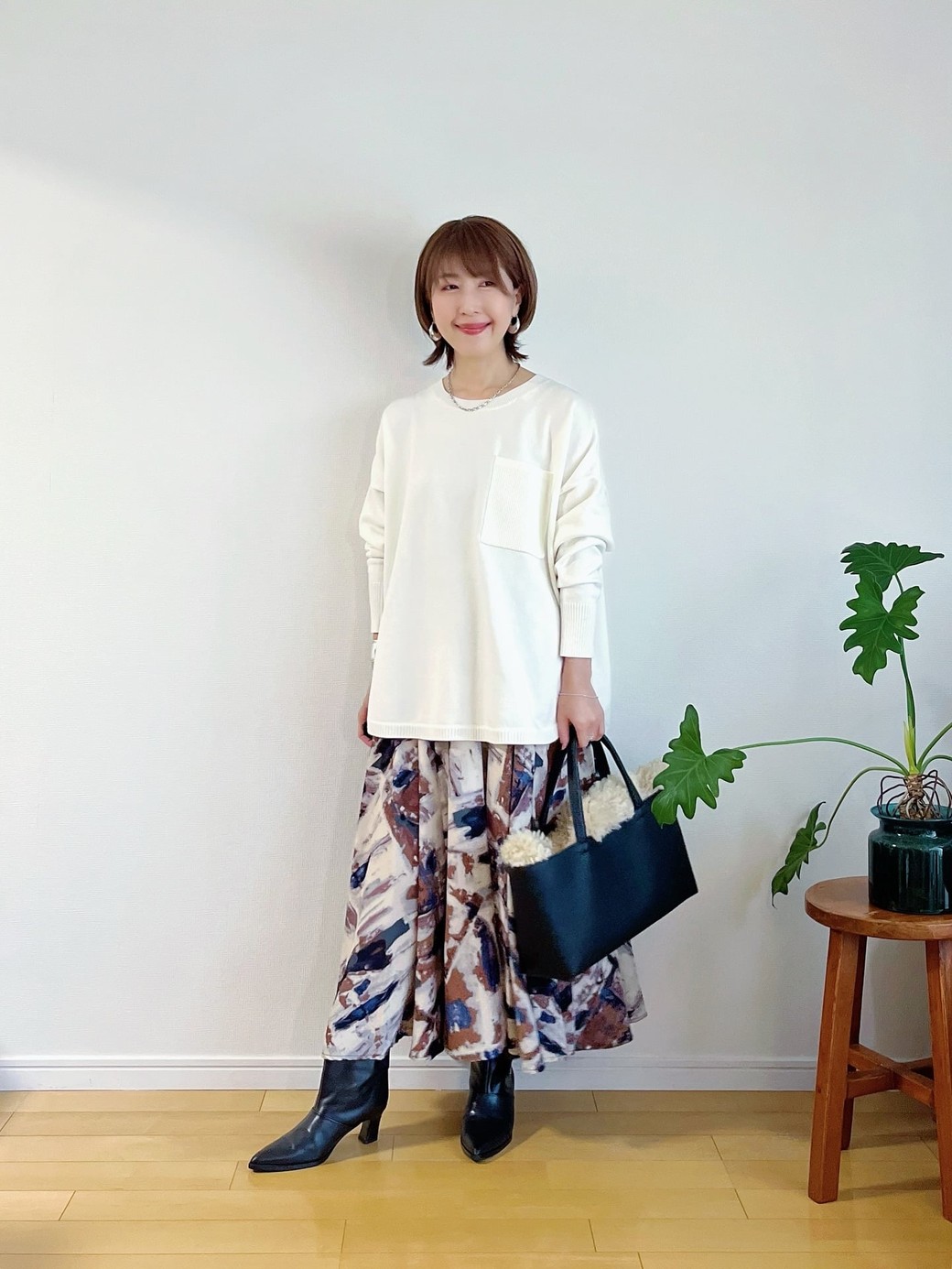 白ベースの柄スカートには白トップスを合わせるのが失敗ない、おしゃれの近道。