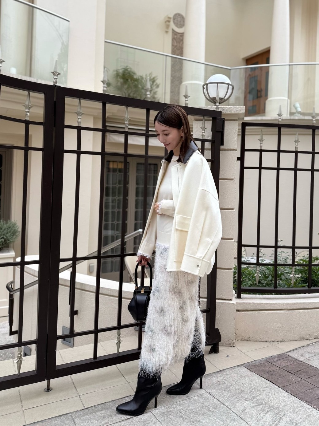 白を基調にすれば、クセありアイテムも上品にまとまる。