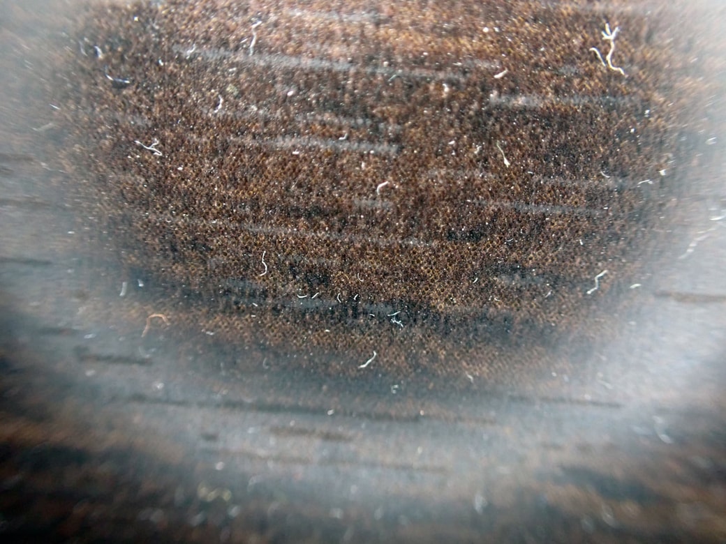 ドアの表面にホコリ